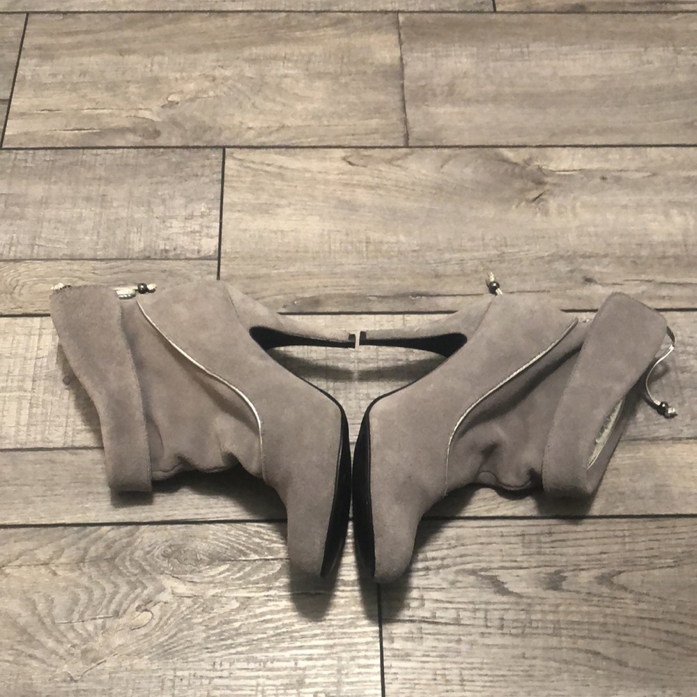 NOW!! Leather upper gray heeled booties with silver lining piping and bow - Picture 2 of 8